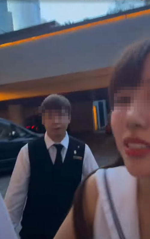 小紅書流傳一段影片,一名酒店男職員與疑拍片者互罵,其間男職員激動爆粗以惡劣態度叫對方離開,「X你咪X你囉,阻X住晒!X你老X臭X!」