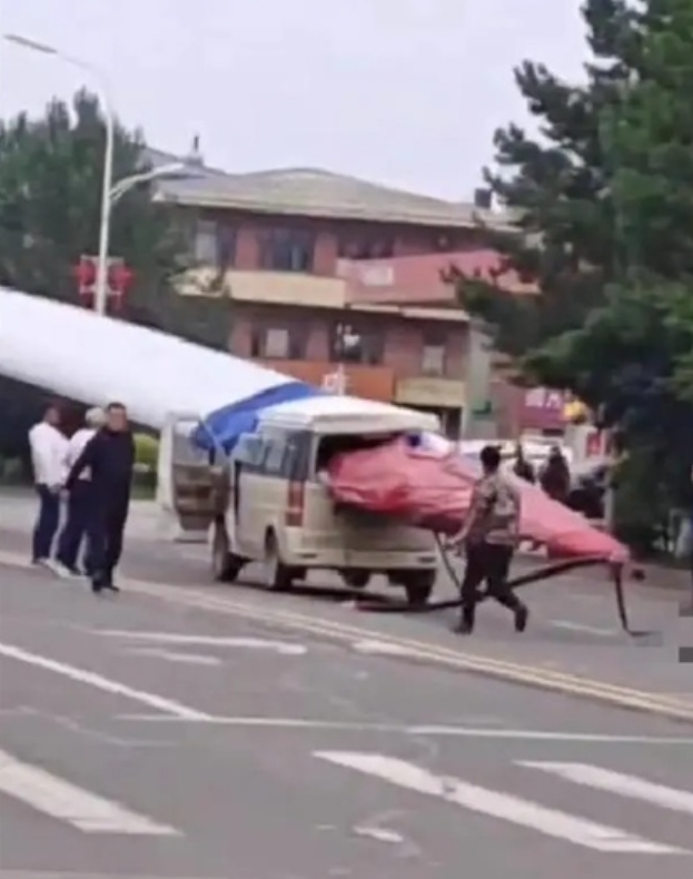 黑龍江伊春發生一宗恐怖車禍,一輛客貨車遭風力發電機的葉片刺穿。(影片截圖)