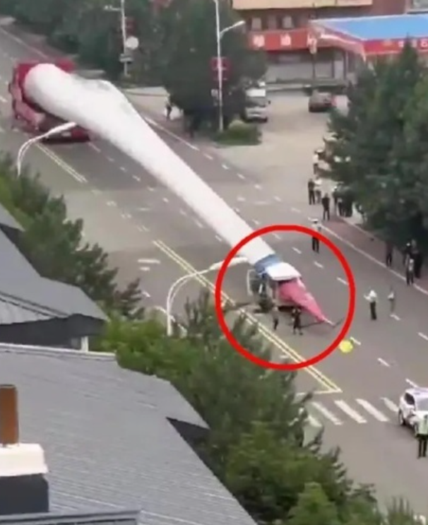 黑龍江伊春發生一宗恐怖車禍,一輛客貨車遭風力發電機的葉片刺穿。(影片截圖)