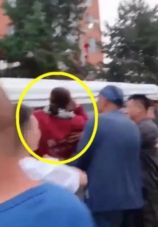 黑龍江伊春發生一宗恐怖車禍,一輛客貨車遭風力發電機的葉片刺穿。(影片截圖)