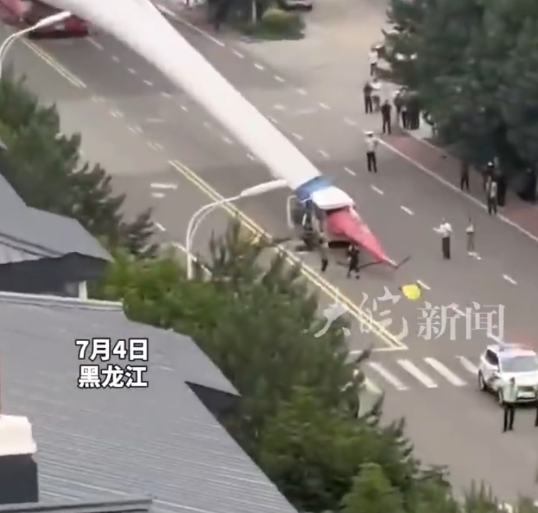 黑龍江伊春發生一宗恐怖車禍,一輛客貨車遭風力發電機的葉片刺穿。(影片截圖)