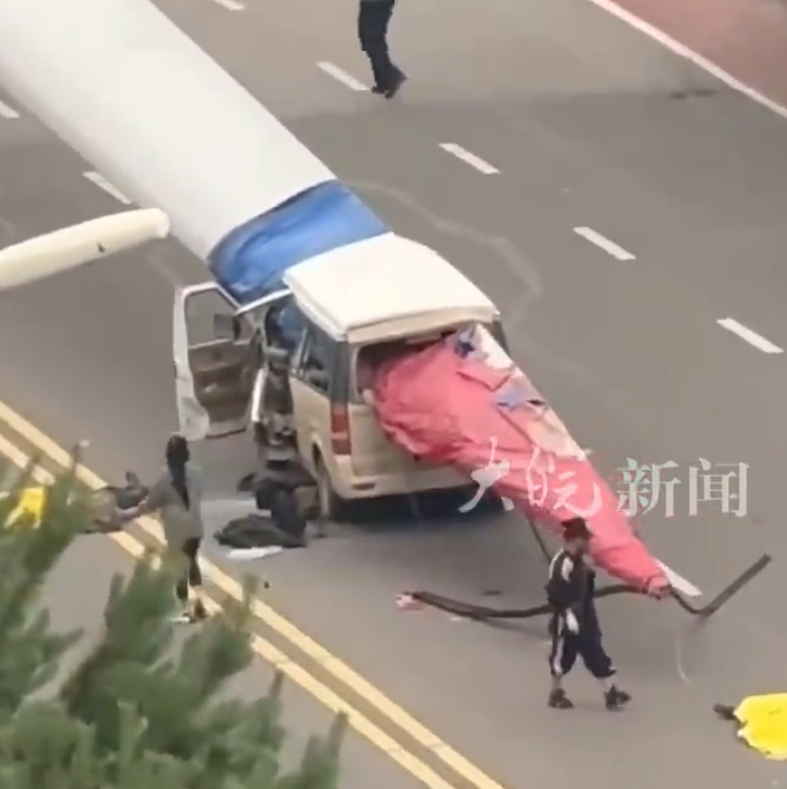 黑龍江伊春發生一宗恐怖車禍,一輛客貨車遭風力發電機的葉片刺穿。(影片截圖)