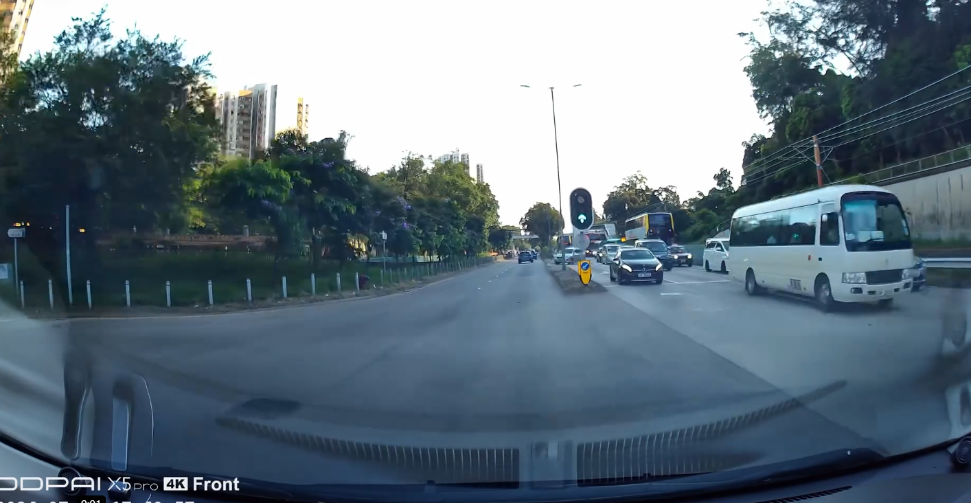 車Cam直擊|屯門中港車路上突「U turn」疑違法(FB@車cam L(香港群組))