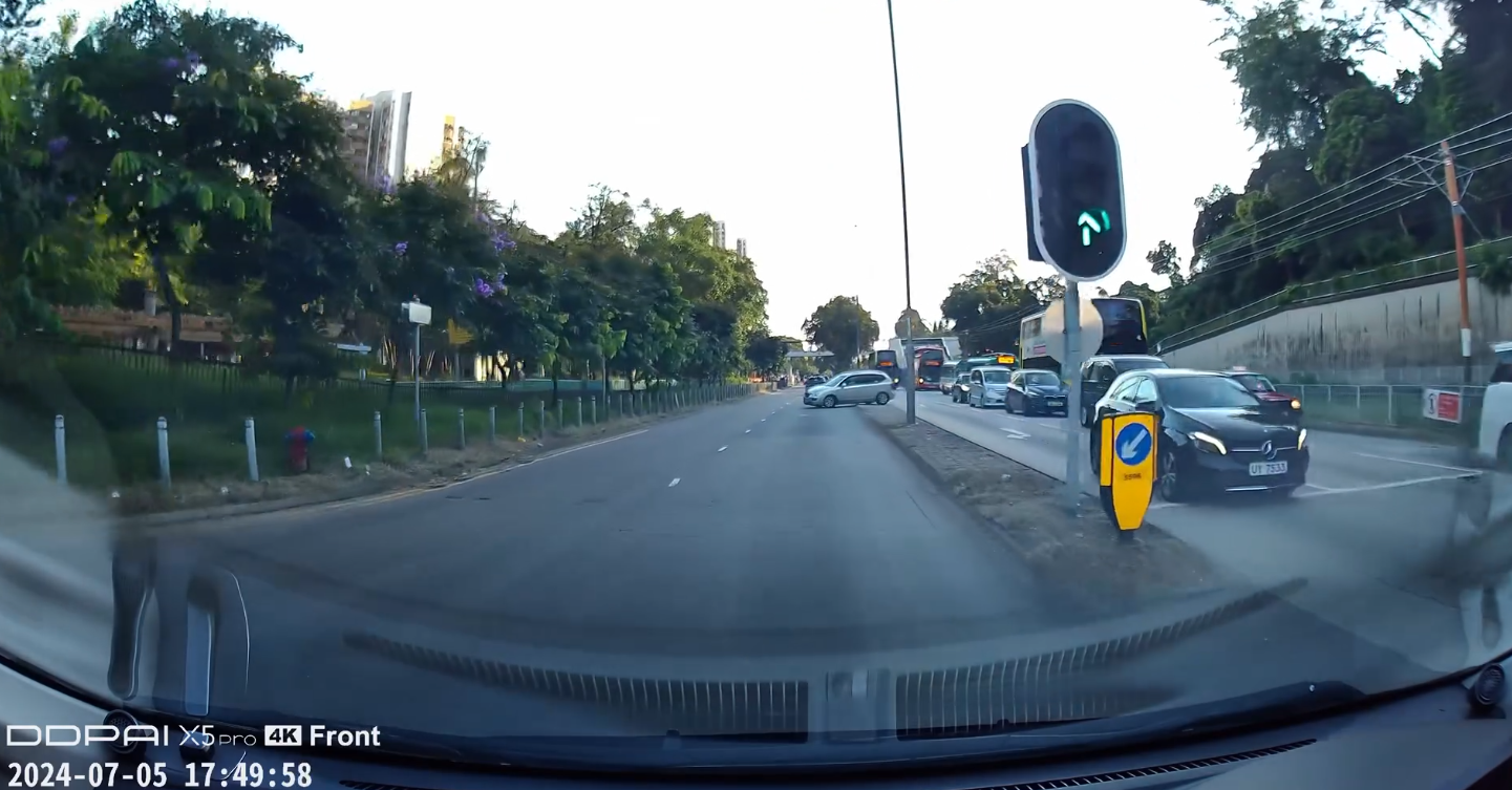 車Cam直擊|屯門中港車路上突「U turn」疑違法(FB@車cam L(香港群組))