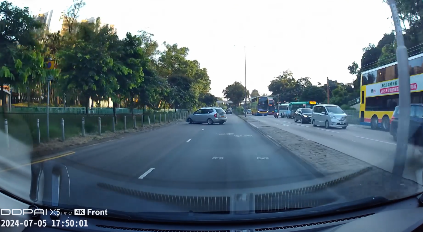 車Cam直擊|屯門中港車路上突「U turn」疑違法(FB@車cam L(香港群組))