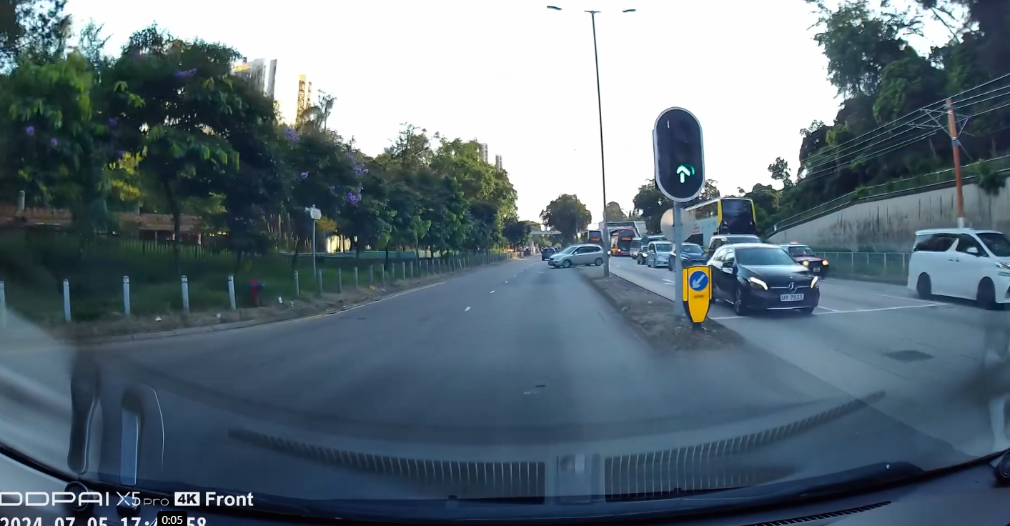 車Cam直擊|屯門中港車路上突「U turn」疑違法(FB@車cam L(香港群組))