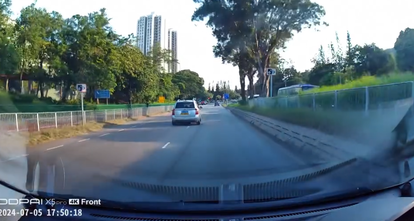 車Cam直擊|屯門中港車路上突「U turn」疑違法(FB@車cam L(香港群組))