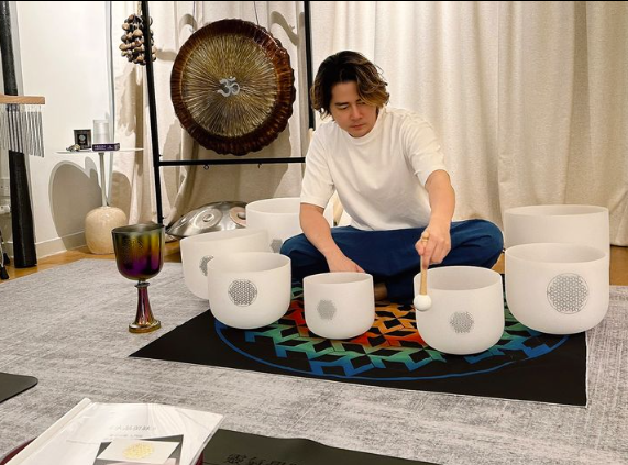 徐天佑否認移民英國,但兩年前趁探親學習並已轉型當身心靈導師。