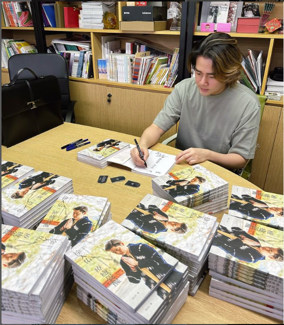 徐天佑為新書《療癒覺醒》簽名。