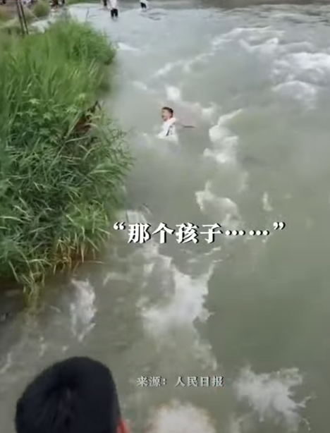 河北保定一名男孩於河邊滑倒被激流捲走,橋上一名大叔奮不顧身跳入水中,以「攔網式」將男孩救起。(影片截圖)