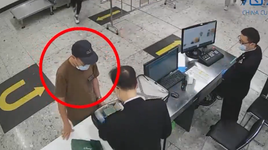 西九龍站海關查獲393張清代至民國明信片。(微信公眾號@海關發布)