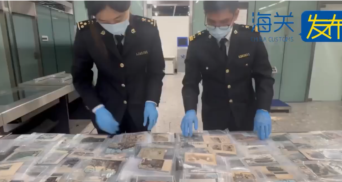 西九龍站海關查獲393張清代至民國明信片。(微信公眾號@海關發布)