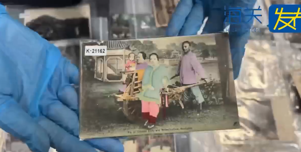 西九龍站海關查獲393張清代至民國明信片。(微信公眾號@海關發布)