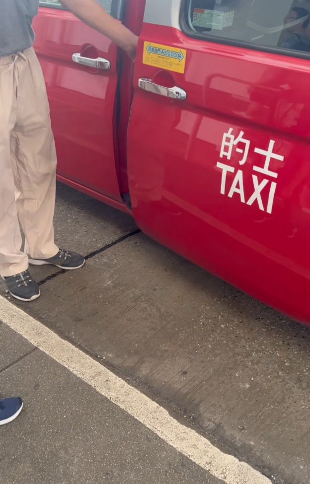 社交平台有網民表示,在港鐵旺角東站外的巴士總站附近的士站等的士期間,有一名老翁於站頭幫排隊的乘客開的士門,及後向乘客「索小費」,引發網民熱議,有人稱「呢個呀叔十幾年前已經喺度搵食」、「個車門自動嘅」,亦有人要求促警方介入有人行乞。(Thread)