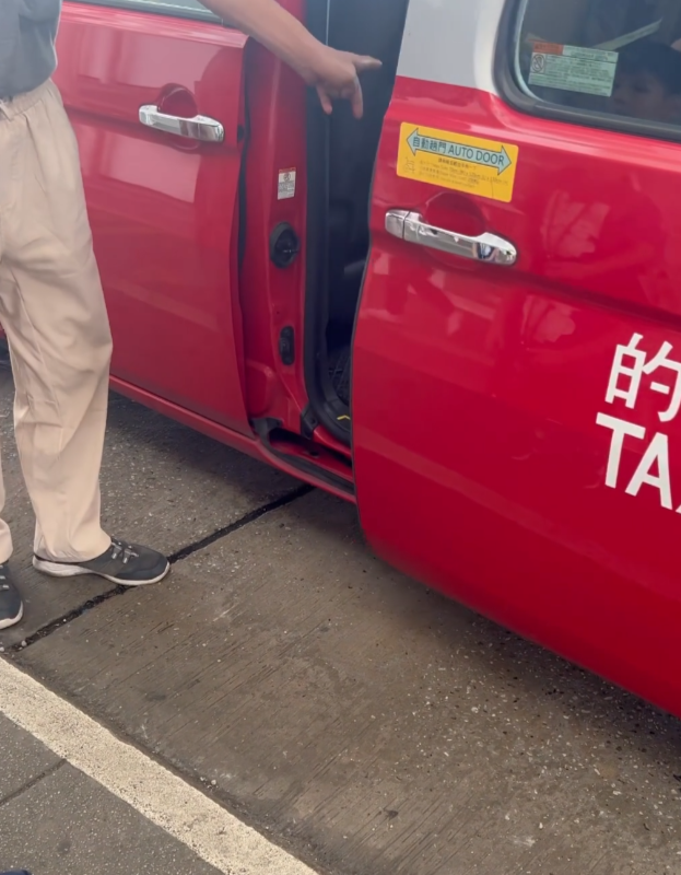 社交平台有網民表示,在港鐵旺角東站外的巴士總站附近的士站等的士期間,有一名老翁於站頭幫排隊的乘客開的士門,及後向乘客「索小費」,引發網民熱議,有人稱「呢個呀叔十幾年前已經喺度搵食」、「個車門自動嘅」,亦有人要求促警方介入有人行乞。(Thread)