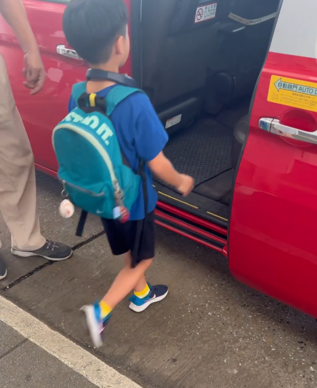 社交平台有網民表示,在港鐵旺角東站外的巴士總站附近的士站等的士期間,有一名老翁於站頭幫排隊的乘客開的士門,及後向乘客「索小費」,引發網民熱議,有人稱「呢個呀叔十幾年前已經喺度搵食」、「個車門自動嘅」,亦有人要求促警方介入有人行乞。(Thread)