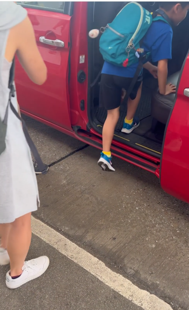 社交平台有網民表示,在港鐵旺角東站外的巴士總站附近的士站等的士期間,有一名老翁於站頭幫排隊的乘客開的士門,及後向乘客「索小費」,引發網民熱議,有人稱「呢個呀叔十幾年前已經喺度搵食」、「個車門自動嘅」,亦有人要求促警方介入有人行乞。(Thread)