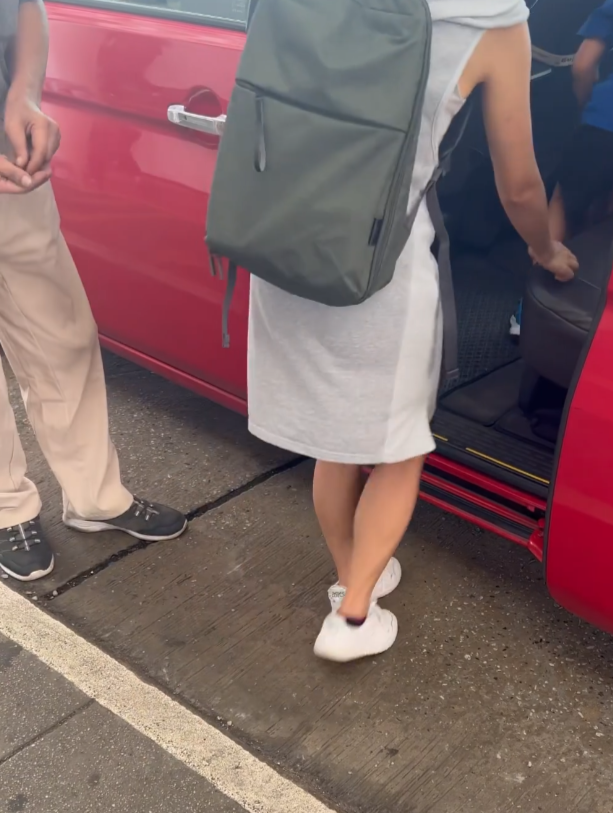 社交平台有網民表示,在港鐵旺角東站外的巴士總站附近的士站等的士期間,有一名老翁於站頭幫排隊的乘客開的士門,及後向乘客「索小費」,引發網民熱議,有人稱「呢個呀叔十幾年前已經喺度搵食」、「個車門自動嘅」,亦有人要求促警方介入有人行乞。(Thread)