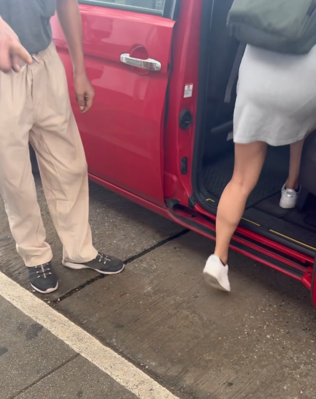 社交平台有網民表示,在港鐵旺角東站外的巴士總站附近的士站等的士期間,有一名老翁於站頭幫排隊的乘客開的士門,及後向乘客「索小費」,引發網民熱議,有人稱「呢個呀叔十幾年前已經喺度搵食」、「個車門自動嘅」,亦有人要求促警方介入有人行乞。(Thread)