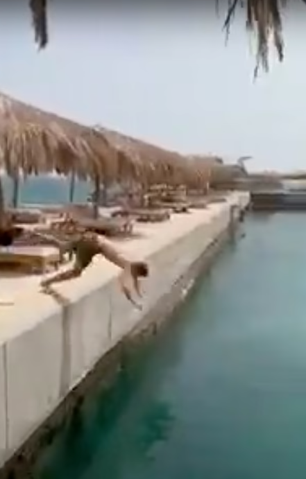 Dolan之前去埃及旅行時亦曾跳水。(互聯網)