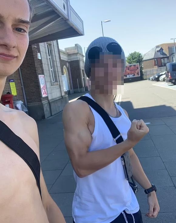 Dolan出事前跟朋友合照。(互聯網)