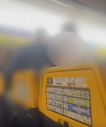 瑞安航空(Ryanair)1架班機日前從摩洛哥阿加迪爾( Agadir )飛往倫敦途中,1名20多歲男子要求與女子換座位,對方不答應,結果2家人打成一團