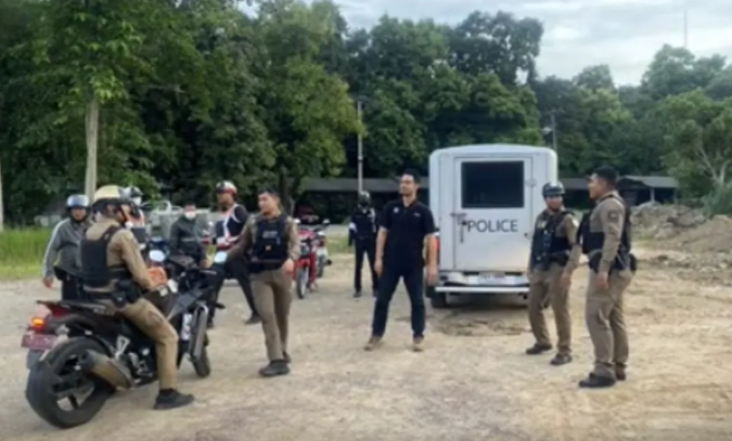 一名22歲香港女子及27歲中國內地男子在泰國清邁旅遊時,竟烈日當空下當眾脫衣全裸在街頭演「活春宮」,警方接報到場制止。(網上圖片)