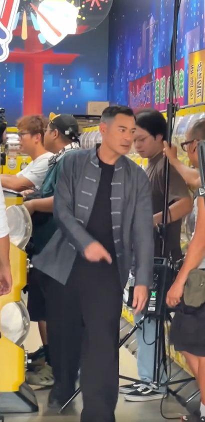 黃智賢在一中商圈拍攝《武林》。