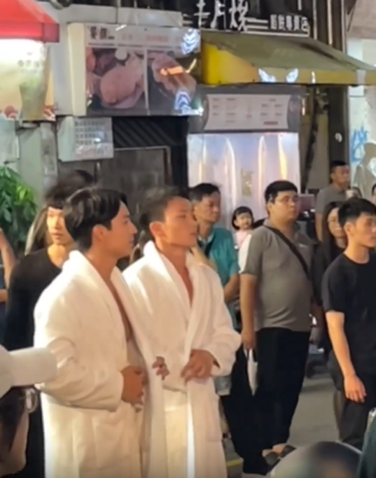 吳偉豪(左)及周嘉洛在台中鬧市拍攝一場裸跑戲。
