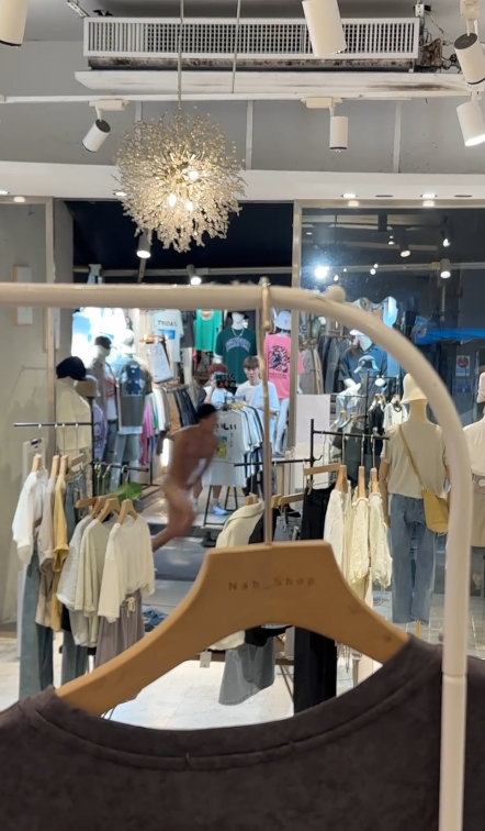 周嘉洛第一個跑出來。