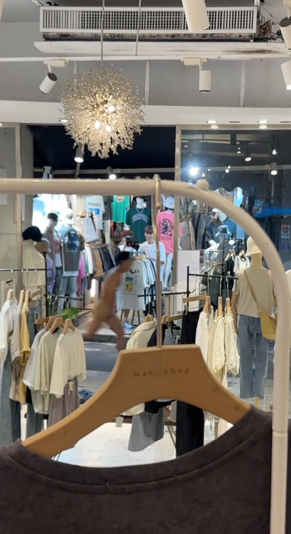 影片見到他們穿了肉色的打底褲。