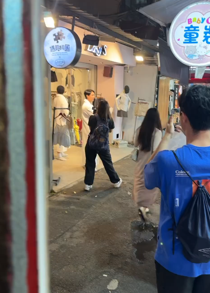 周嘉洛與吳偉豪等埋位。