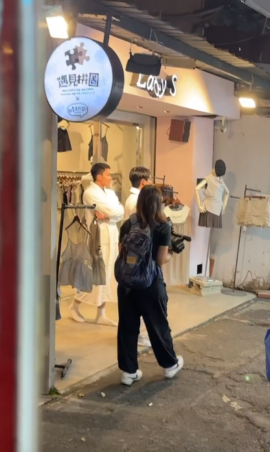 周嘉洛與吳偉豪等埋位。