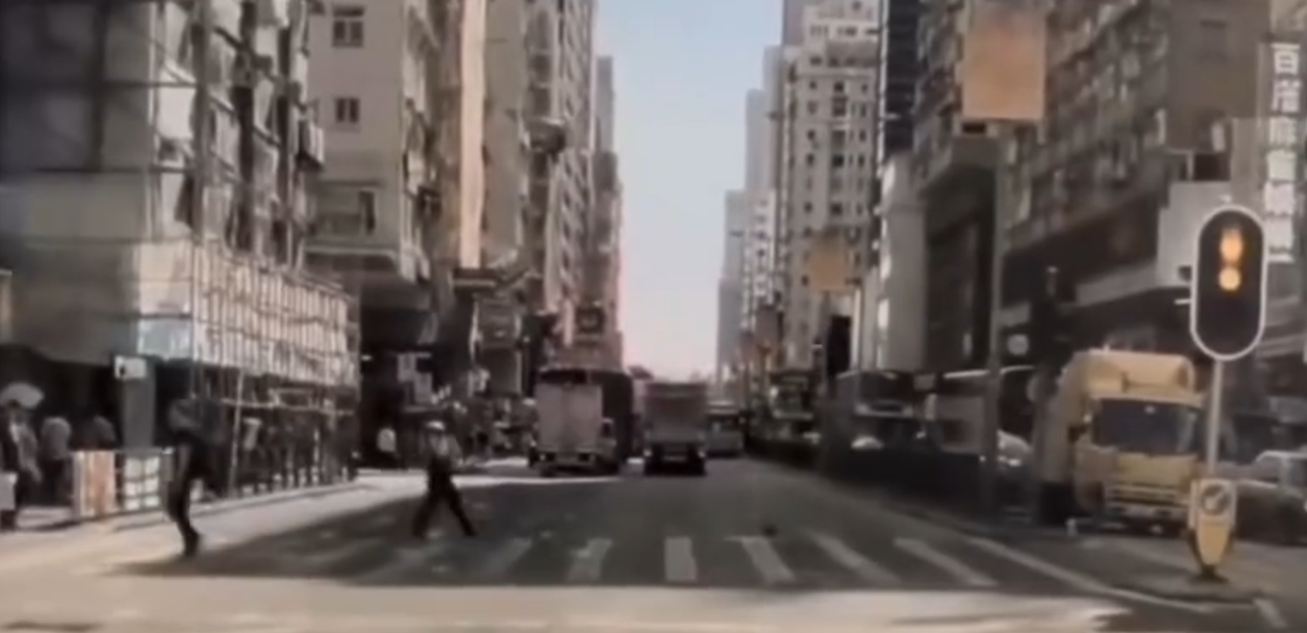 行車燈號亮起「紅黃燈」時,仍有途人在行人輔助線上過馬路(香港交通及突發事故報料區fb)