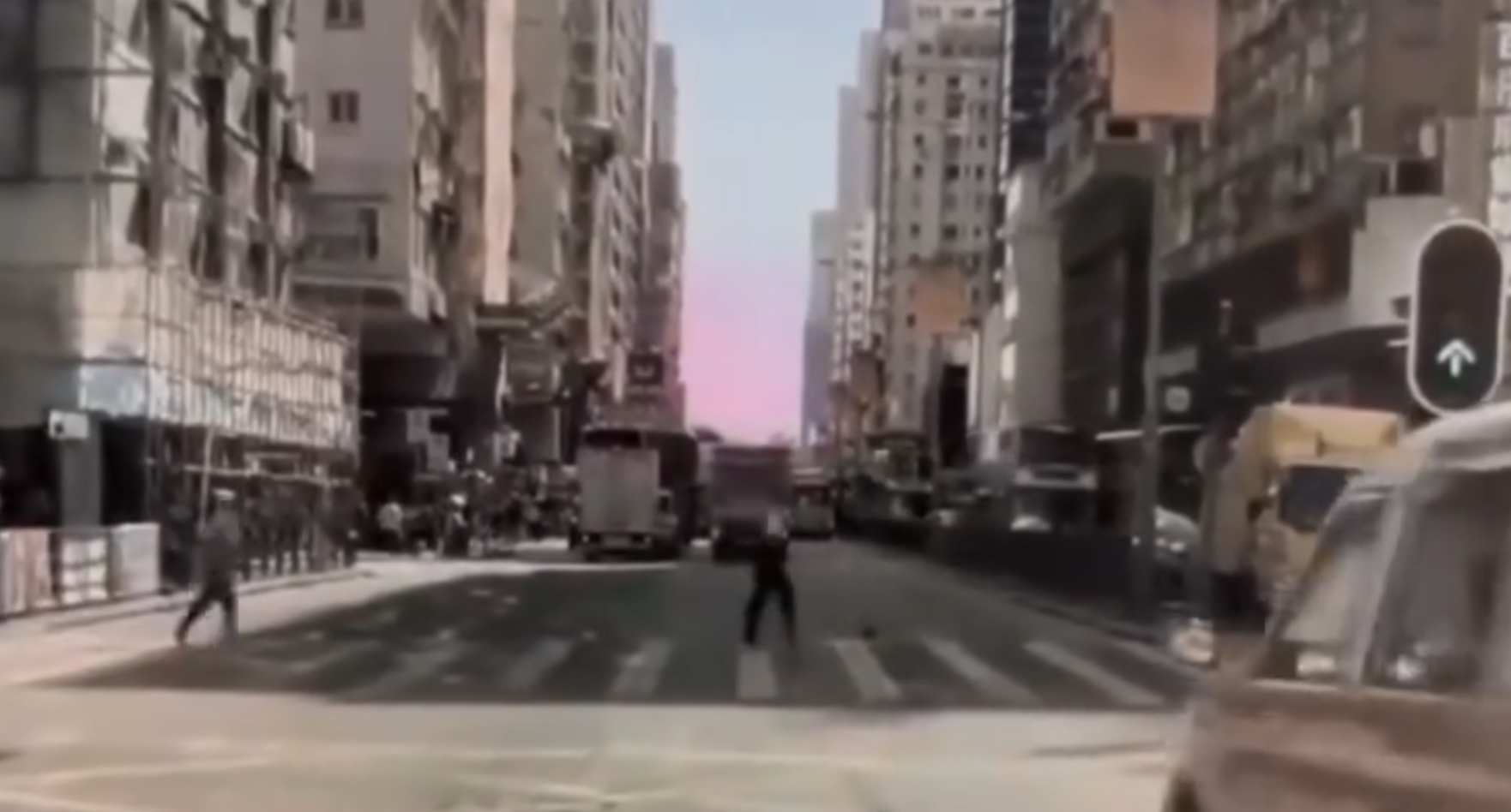 其後行車綠燈亮起,涉事的士開車沿亞皆老街往旺角方向最右線前行,此時女事主突然從左方行人路衝出馬路跑向對面,未有理會交通的士駛至(香港交通及突發事故報料區fb)