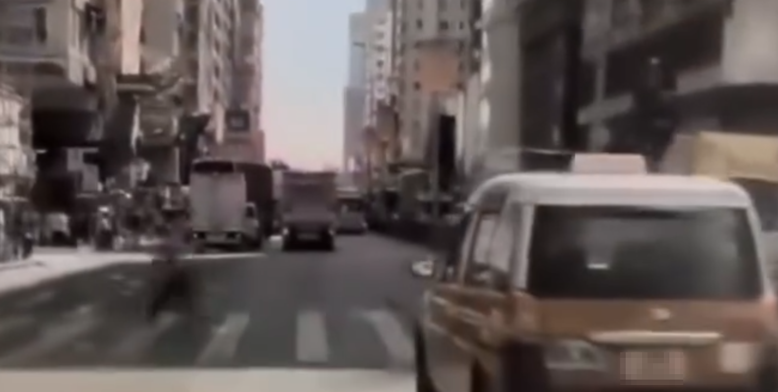 其後行車綠燈亮起,涉事的士開車沿亞皆老街往旺角方向最右線前行,此時女事主突然從左方行人路衝出馬路跑向對面,未有理會交通的士駛至(香港交通及突發事故報料區fb)