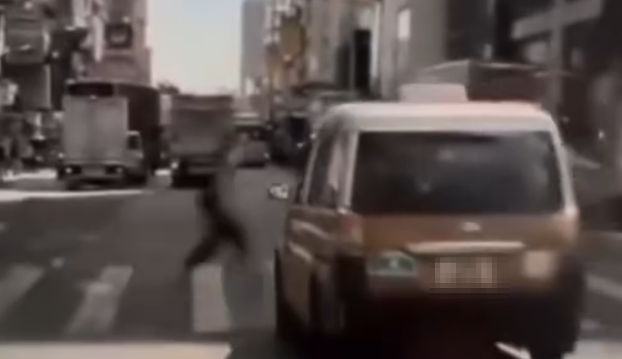 其後行車綠燈亮起,涉事的士開車沿亞皆老街往旺角方向最右線前行,此時女事主突然從左方行人路衝出馬路跑向對面,未有理會交通的士駛至(香港交通及突發事故報料區fb)