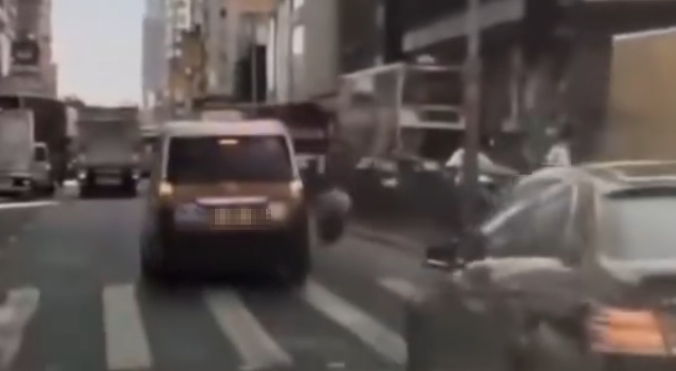 結果收掣不及把她撞到。她捱撞後整個人被拋起,在空中「翻筋斗」後墮地,隨身物品散落地面。她一度毫無反應,近10秒後手腳仍可移動(香港交通及突發事故報料區fb)