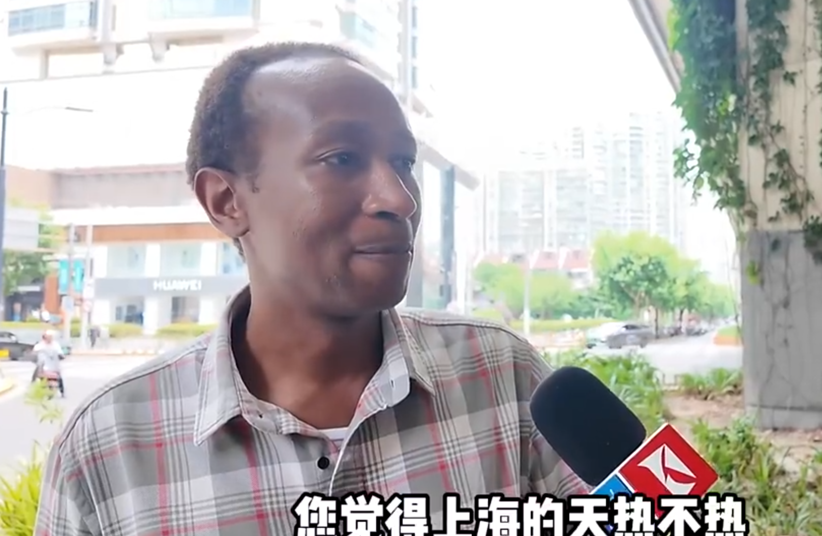 上海一度接近40度。一名在上海居住的盧旺達男子,他說自己的家鄉最熱只有30度,對上海的高溫氣候都「頂唔順」(影片截圖)