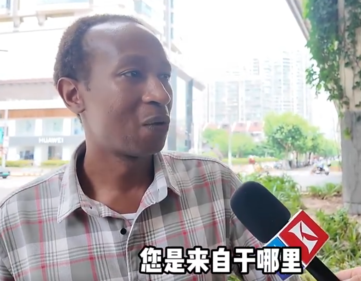 上海一度接近40度。一名在上海居住的盧旺達男子,他說自己的家鄉最熱只有30度,對上海的高溫氣候都「頂唔順」(影片截圖)