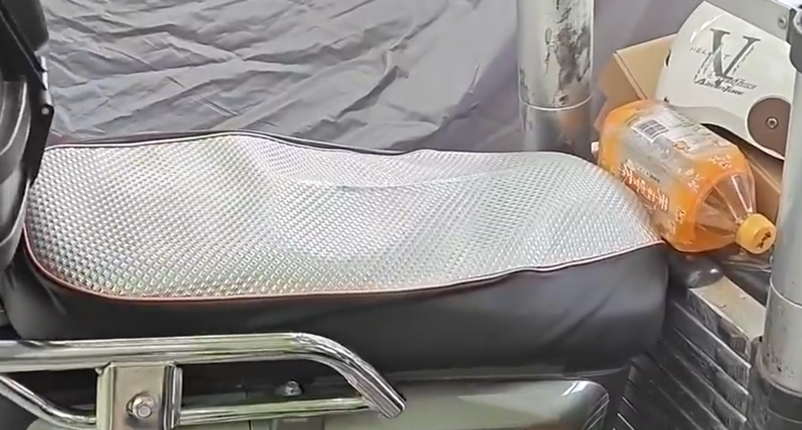 有市民為防止高溫的座鞍燙傷皮膚,在座位上鋪上涼蓆和防曬墊降溫(影片截圖)