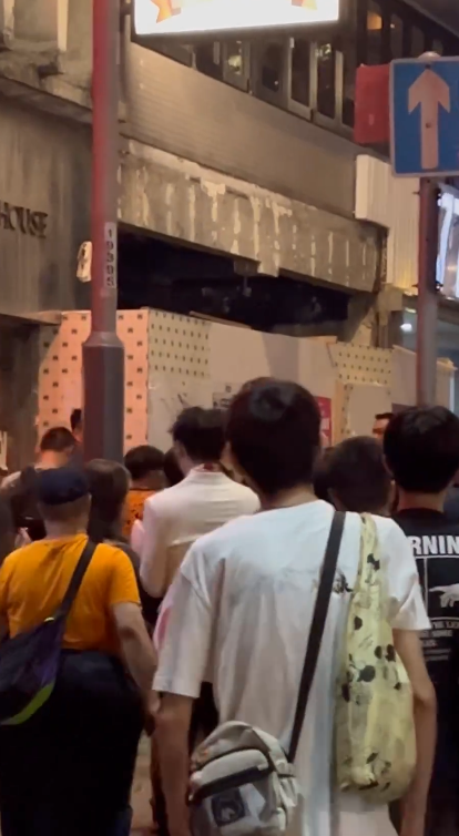 有fans追上前要求合照。