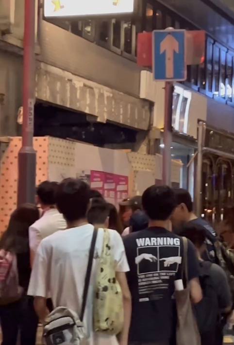 冼靖峰停低跟對方合照。