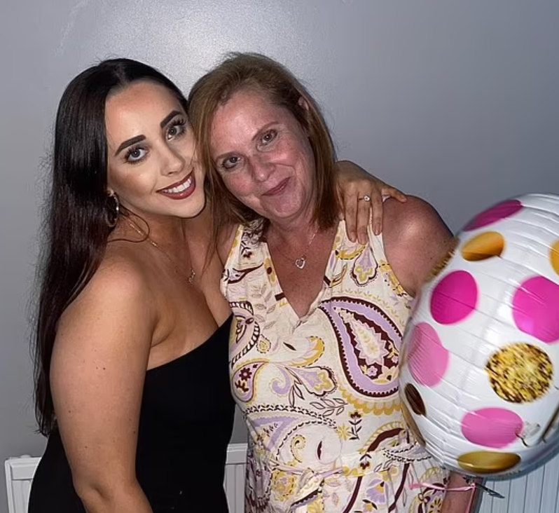 亨特的61歲妻子Carol、以及28歲女兒Hannah。(網上圖片)