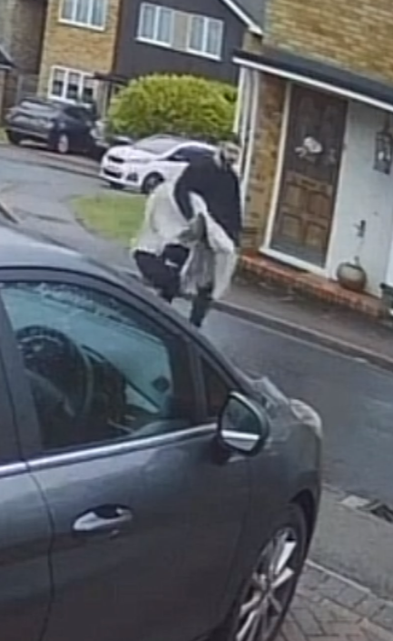 警方從閉路電視影片發現一名黑衣男子,拿著一件被白布遮蓋的大型物件離開現場,相信是行兇用的「十字弓」。