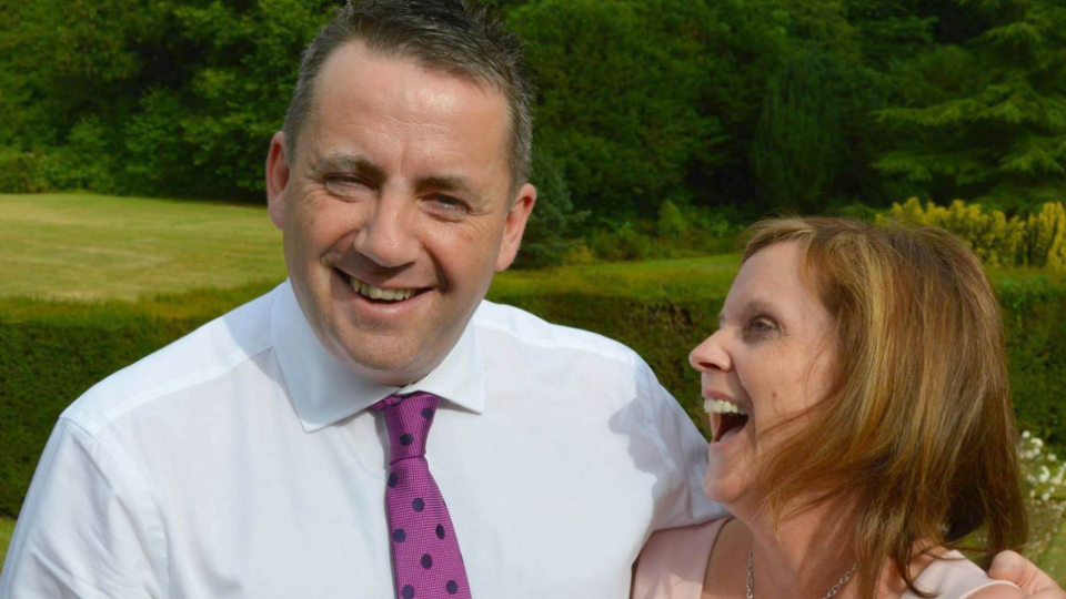 英國廣播公司(BBC)電台賽馬評述員亨特(John Hunt)與妻子Carol。(網上圖片)