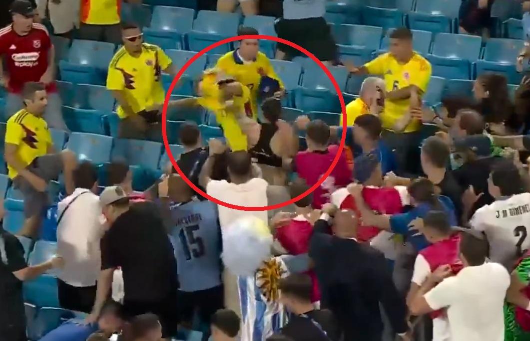 紐尼斯(紅圈)在看台上攻擊對方球迷。(影片截圖)