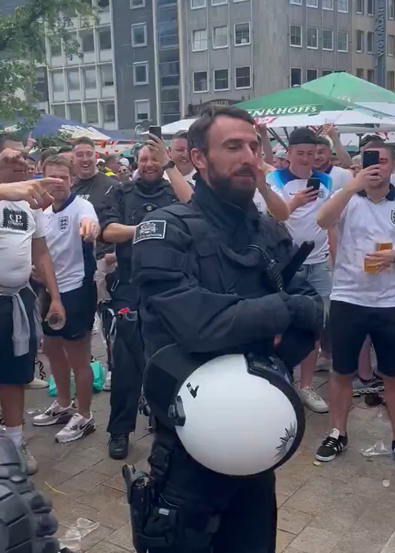 有球迷賽前拍到一名外貌酷似修夫基的德國防暴警員現身球場外圍的酒吧地帶,引起英格蘭球迷哄動。(影片截圖)