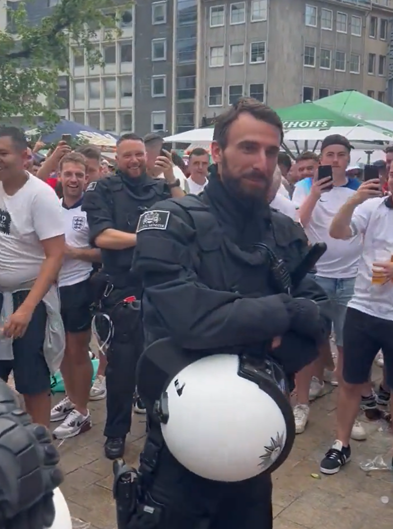 有球迷賽前拍到一名外貌酷似修夫基的德國防暴警員現身球場外圍的酒吧地帶,引起英格蘭球迷哄動。(影片截圖)