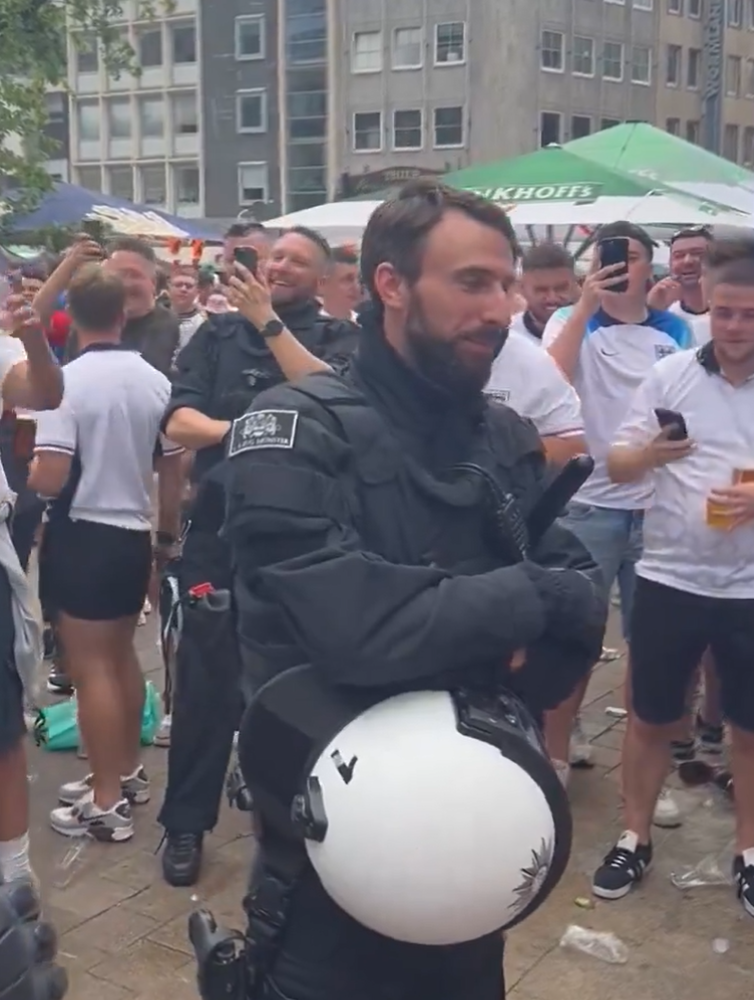 有球迷賽前拍到一名外貌酷似修夫基的德國防暴警員現身球場外圍的酒吧地帶,引起英格蘭球迷哄動。(影片截圖)